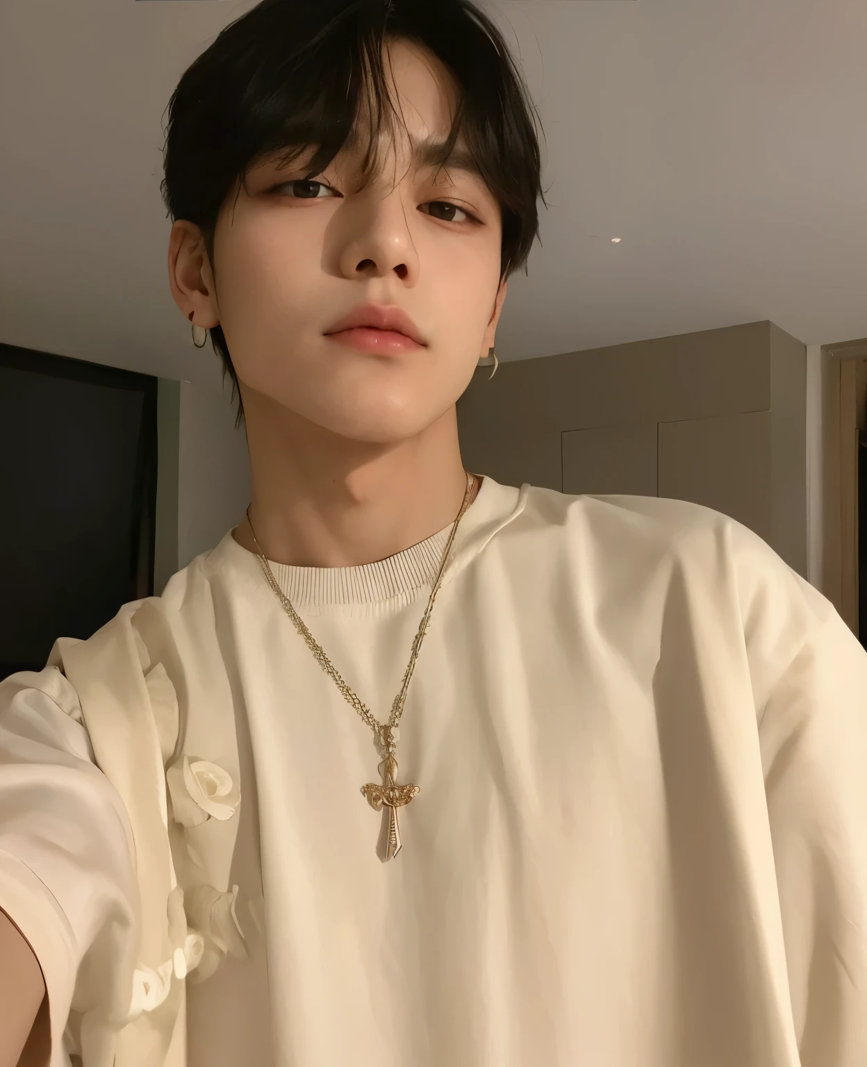 Taehyung com um colar e um colar com uma cruz sobre ele, Kim Taehyung, pintar ulzzang, cai xukun, BTS, hyung tae, delicate androgynous prince, adorable SMALL face and Korean, inspirado em Bian Shoumin, Kim Tae hyung, handsome androgynous prince, Taehyung, homem sul-coreano, young pale angel