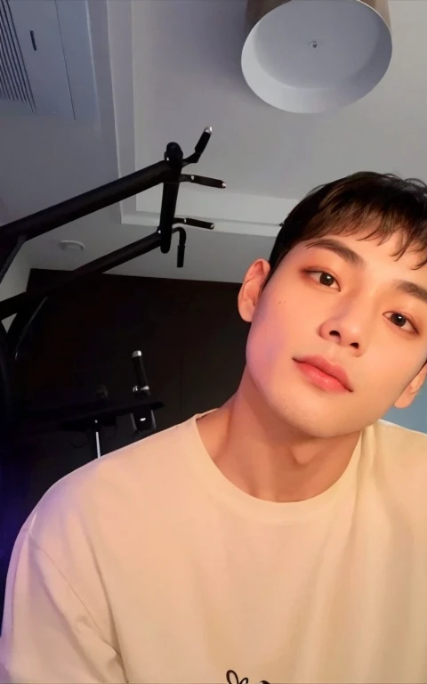 Taehyung de cabelo preto, Taehyung com blusa marrom, Cabelos grisalhos escuros, BTS, Kim Taehyung, Hyung Taehyung, Jovem e bonito, principe, Grupo do BTS, inspirado em Taehyung 