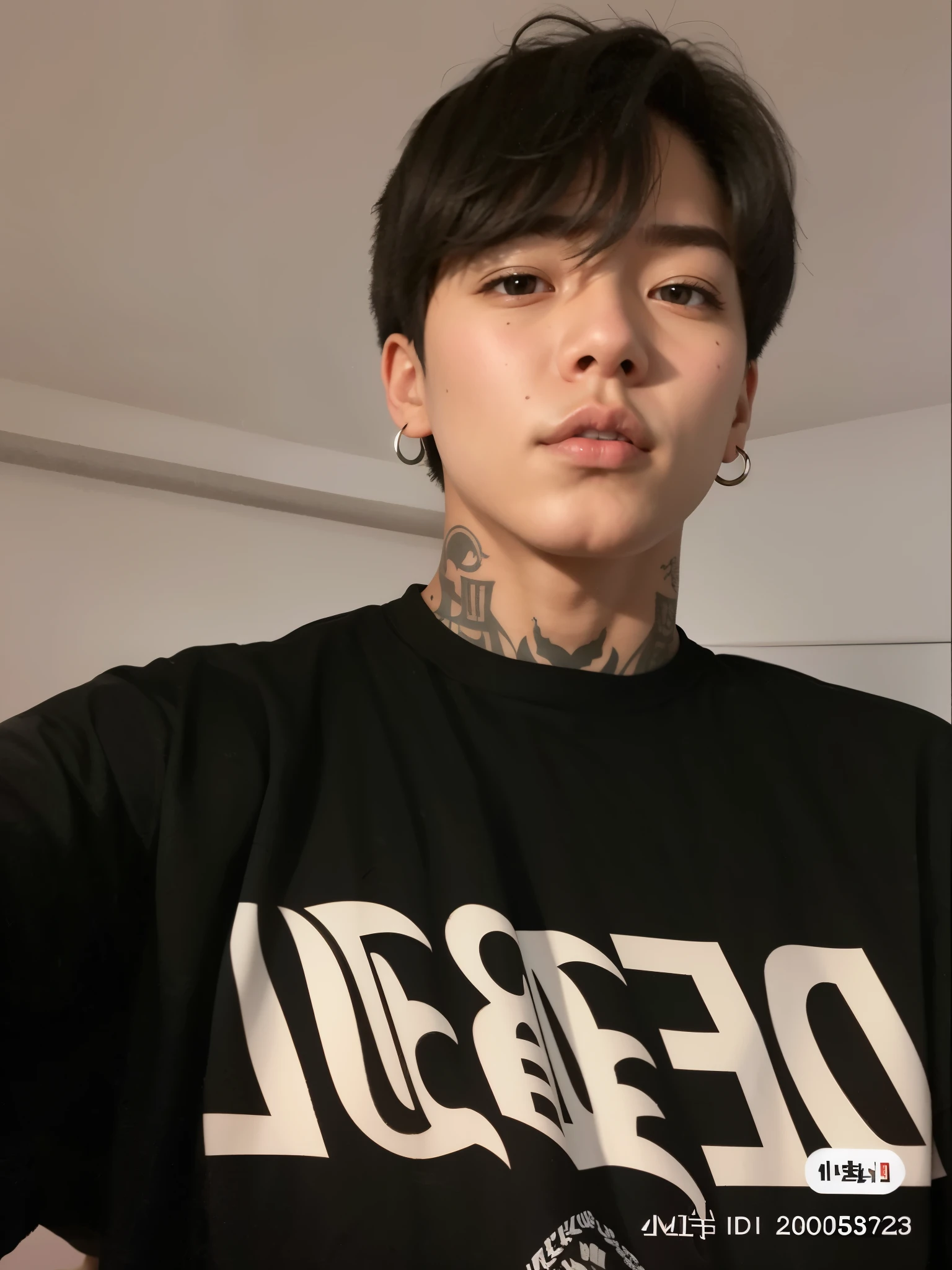 un primer plano de una persona que llevaba una camisa negra con un tatuaje, kim doyoung, pintar ulzzang, hyung tae, kanliu666, cai xukun, jungkook, yanjun chengt, hong junio hyung, imagen de perfil, foto de perfil, 1 7--old with a thin face, androgynous, hombre surcoreano