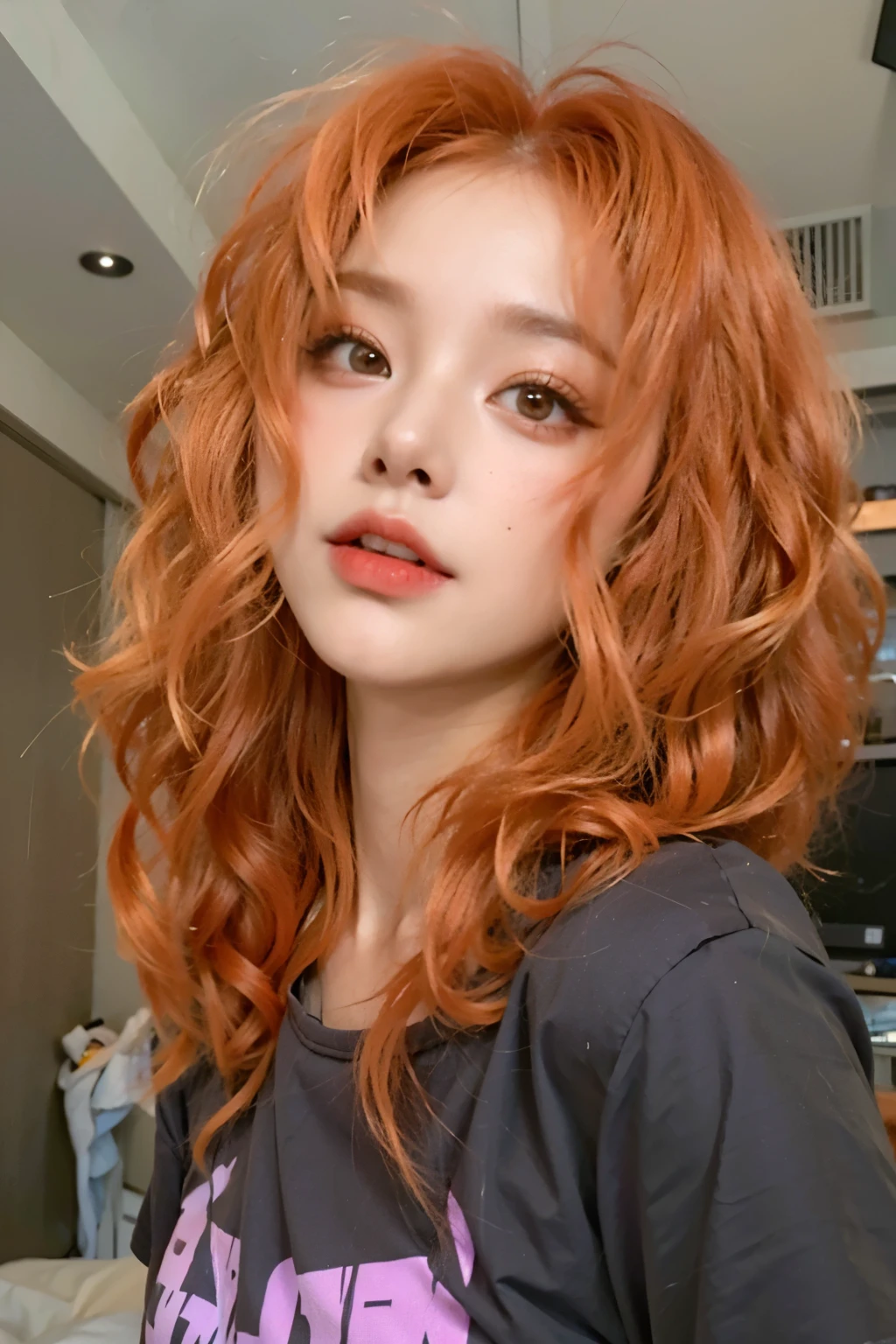 um close up de uma mulher com cabelos ruivos e uma camisa preta, Encaracolado copper colored hair, with Encaracolado red hair, cabelo ondulado ruivo, red Encaracolado hair, Encaracolado red hair, with long Encaracolado hair, cabelo laranja, Encaracolado blonde hair | d & d, flowing cabelo ruivo, cabelo ruivo cacheado, wild cabelo ruivo, Encaracolado hair, cabelo ruivo, cabelo ruivo claro, Encaracolado