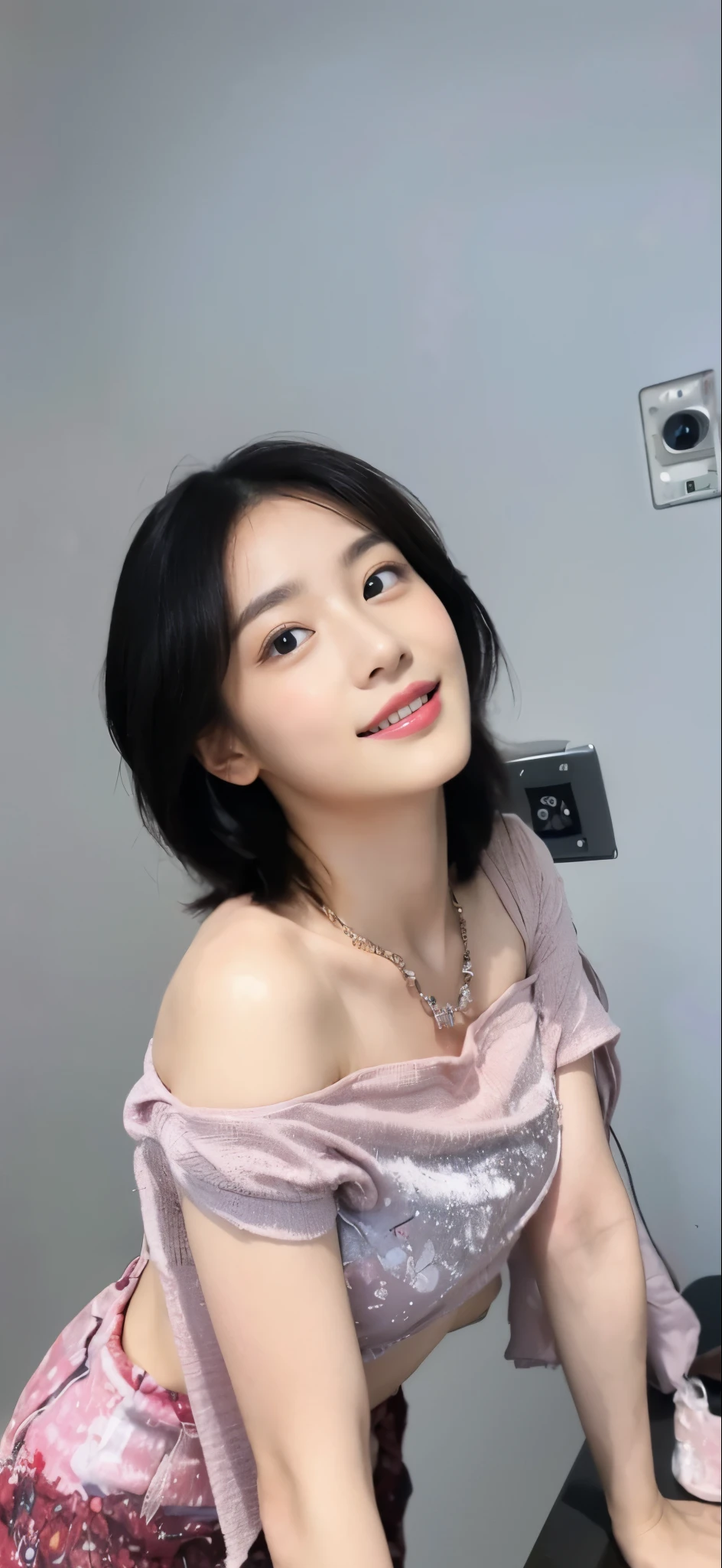 ((Masterpiece, Top image quality, high resolution、alone、shiny skin))(on the table, best quality, actual, super detailed, meticulous, high resolution, 8k wallpaper), Close-up portrait of a beautiful woman, Chariada, smiling, light brown messy hair, Perfect dynamic composition, 美丽meticulous的眼睛, Just like the cover of a fashion magazine, on campus