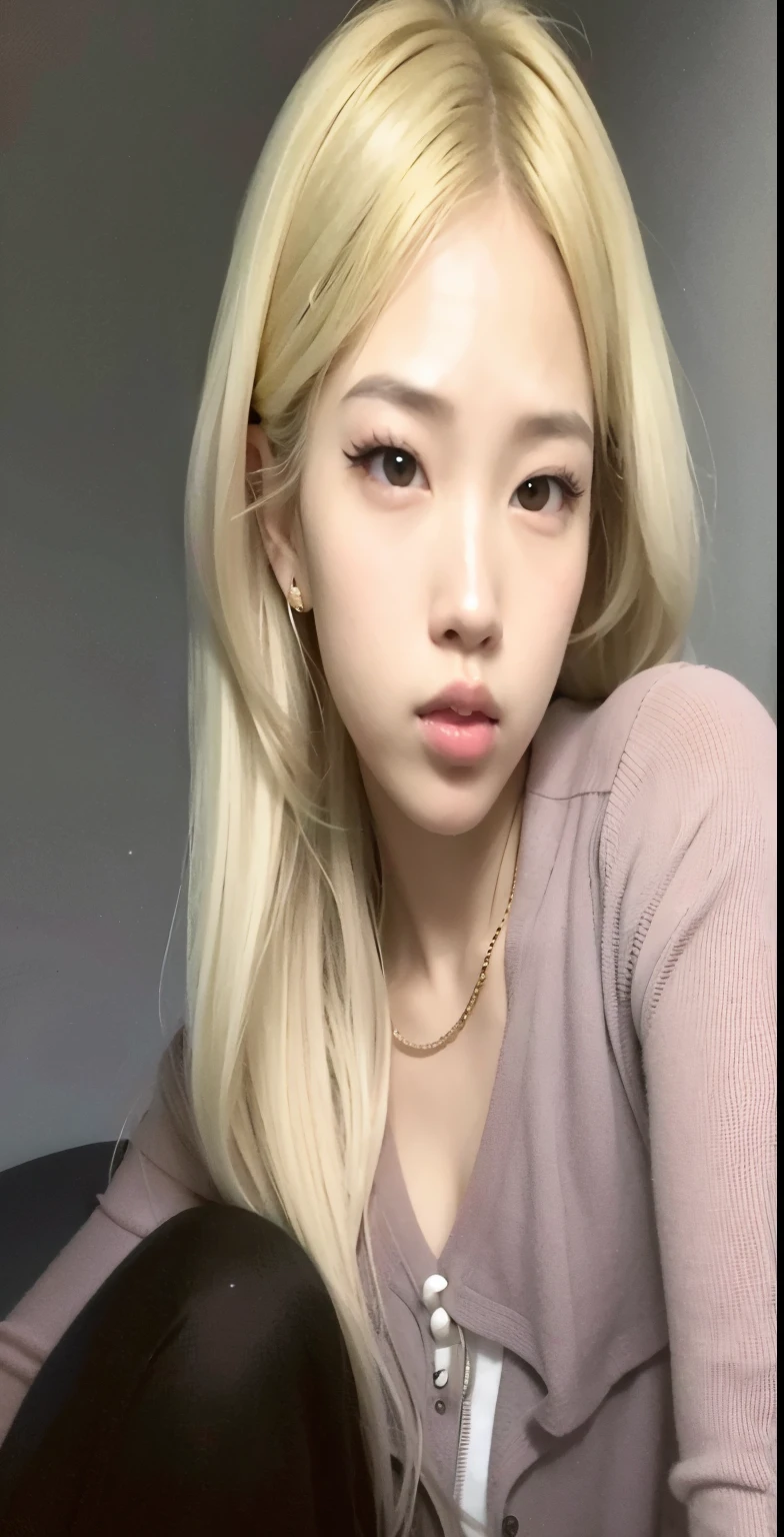 Un primer plano de una mujer con cabello largo y rubio y un collar, parque roseanne de blackpink, muchacha coreana, ulzzang, kim doyoung, jossi de blackpink, portrait of jossi de blackpink, sol yunjoo, very very pale blonde hair, Lalisa Manobal, extremely pale blonde hair, hermosa mujer surcoreana, Jinyoung Shin, pale korean adorable face