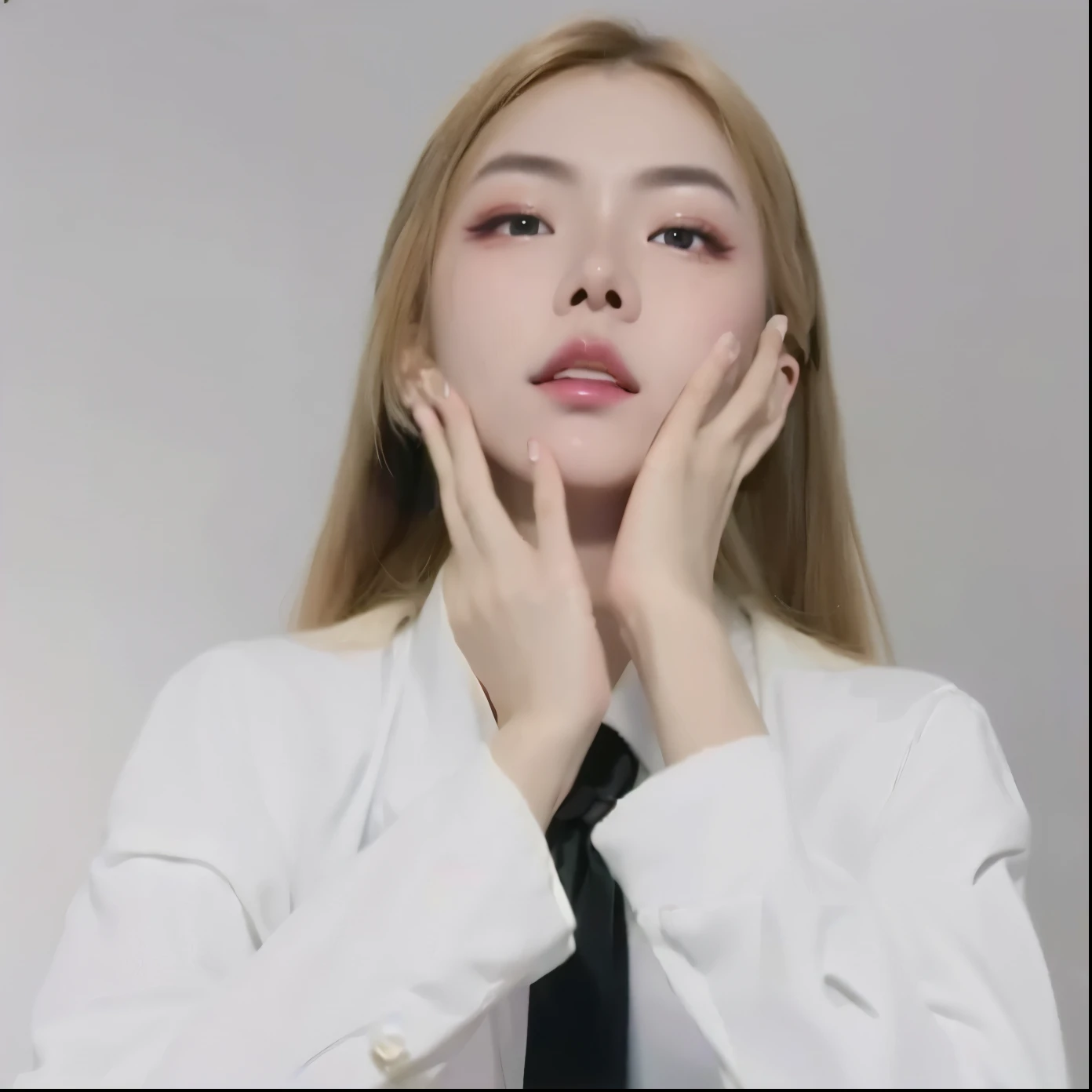 Imagen arafed de una mujer de cabello amarillo con corbata y camisa blanca., inspirado en Yanjun Cheng, retrato de jossi de blackpink, rubia, cabello rubio, inspirado en Russell Dongjun Lu, female korean idol portrait, kpop idol portrait, artista coreano, arte digital de un elegante, inspirado en jeonseok lee, in bowater art style