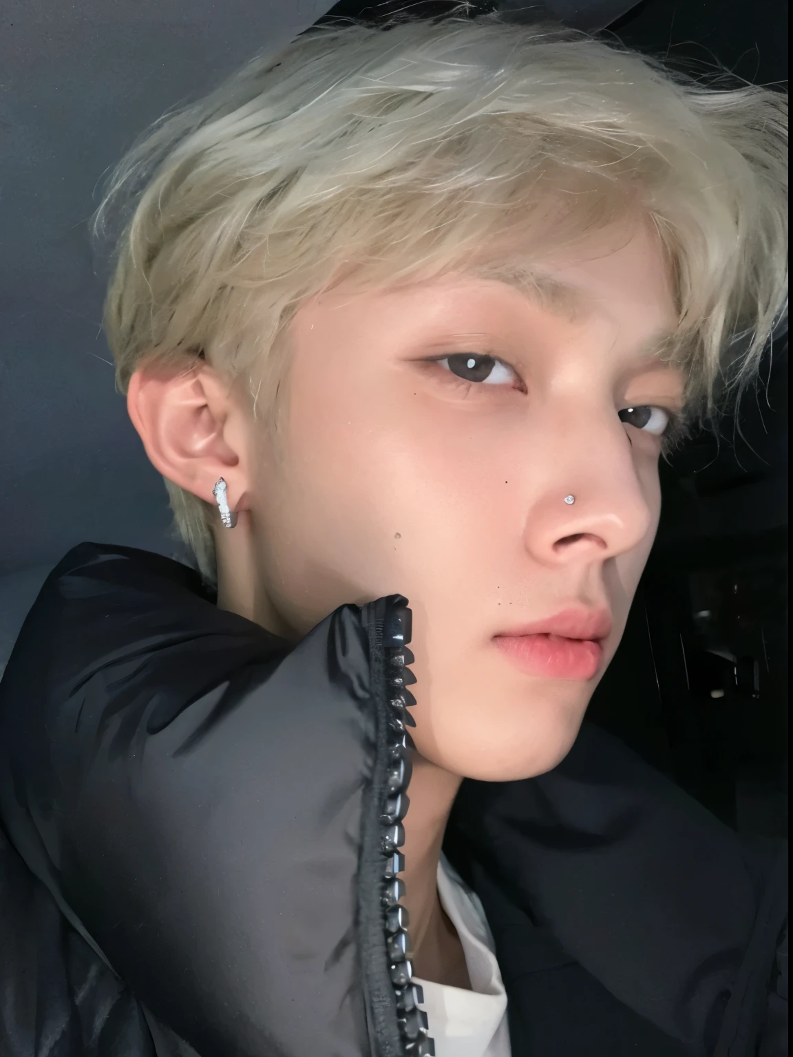 Kim taehyung loiro com piercings e uma jaqueta preta em um carro, Kim tae, 23 anos, pele branca e olhos reflexivos, hyung tae, ANDROGYNE YOUNG, homem, inspirado em Taehyung do grupo BTS, sul-coreano, rosto mediano