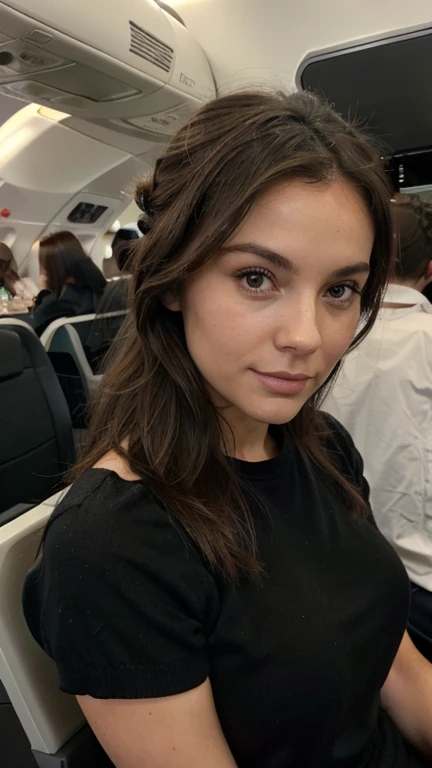 femme de 30 ans brune, la peau un peu mate, avec des cheveux ????, un chignon, les yeux marrons/vert, le visage fin, mince et classe assise dans un avion en business class avec son amoureux un homme de 30 ans les cheveux mi long brun et classe 
