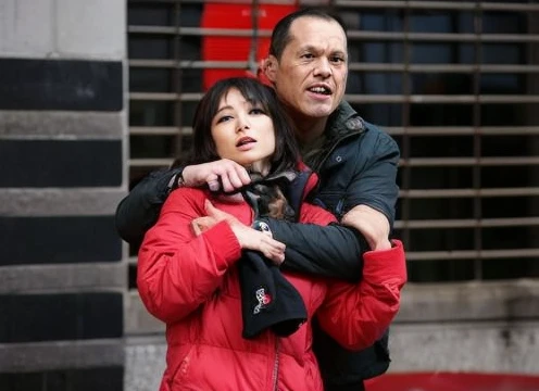 mobs,hijack,hostage,一名男性mobshijack了一名女性hostage,Robbers holding weapons in hands,struggle