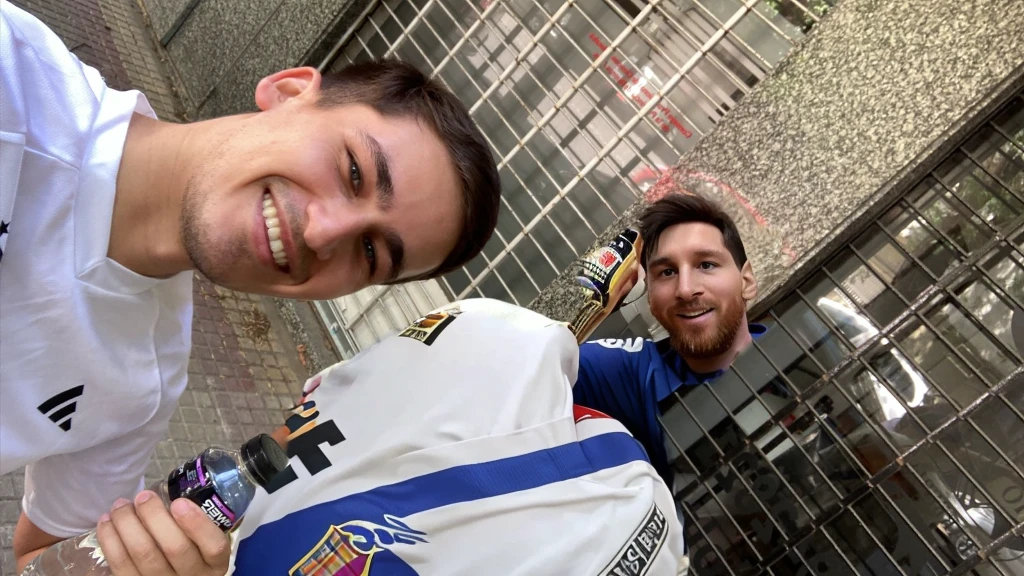 Lionel Messi con una birra en la mano