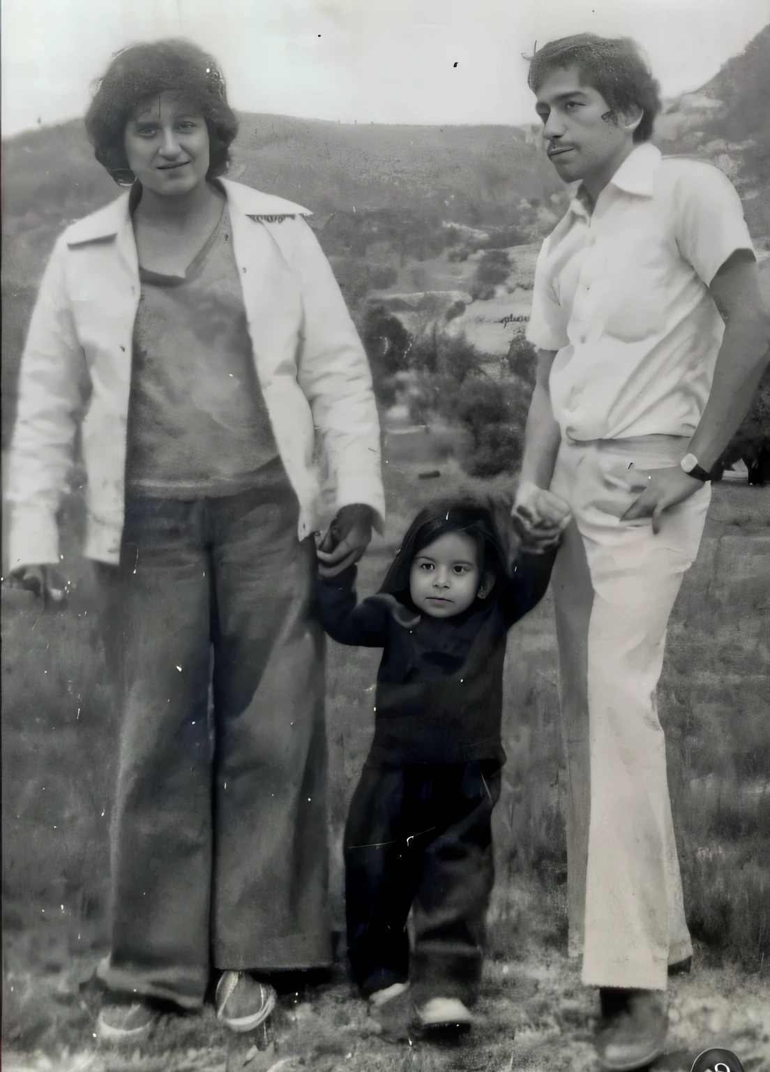 hay una foto en blanco y negro de un hombre y una mujer y un , viejo cuadro, taken in the 1970s, momma and papa, Foto viejagraph, taken in the late 1970s, black and white Foto viejagraph, Foto vieja, Taken in the early 1970s, foto de estilo antiguo, vieja foto en blanco y negro