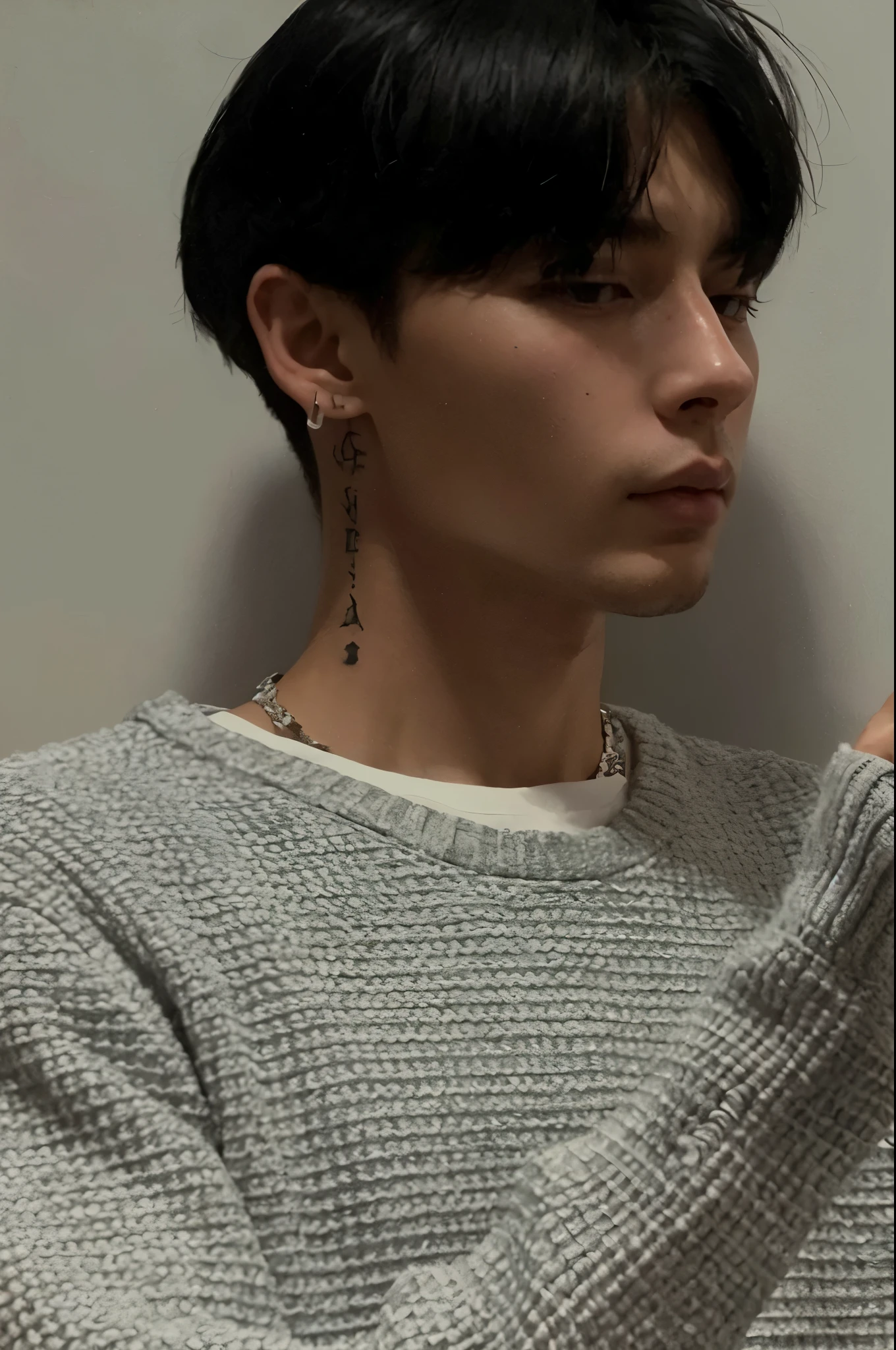 man holding a cell phone in his hand and looking at it, attractive neck, kim taehyung, hyung tae, estilo de seb mckinnon, pintar ulzzang, queixo grosso, Hyung Tae, queixo forte, queixo ligeiramente definido, cor prata, short neck