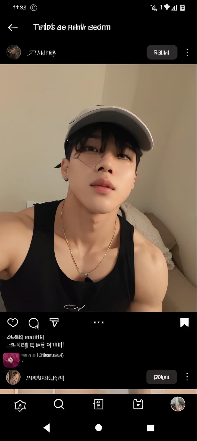 PARK Jimin wearing a hat and a black shirt, vestindo uma regata decotada, jimin sul-coreano, park jimin musculoso coreano, 27 anos de idade, YOUNG ANDROGENIOUS, Androgenium, rosto normal