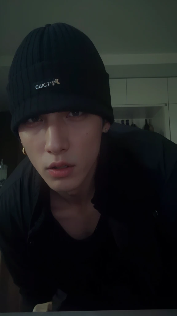 There's a man wearing a black hat and a black shirt, giga chad chorando, jungkook\the right eyelid is swollen, brilhante da chuva, 1 Menino de 7 anos, rosto magro, fotografia selfie 8k, jungkook\the full lips, jungkook\o nariz grego, imagem de qualidade muito baixa, a partir de 8k fosco, jungkook comendo batatas fritas Gucci