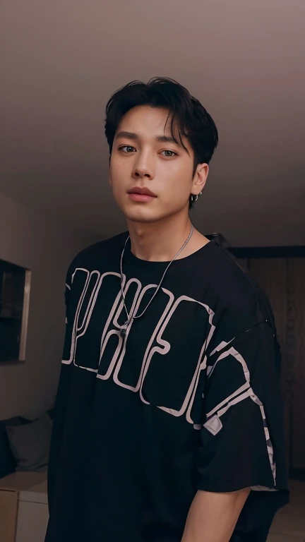 Jeon Jungkook do grupo bts de cabelos escuros, looking in front of the camera while standing, adorable korean face, com uma camisa preta com pouca estampa, dentro do quarto, with a silver cord around the neck