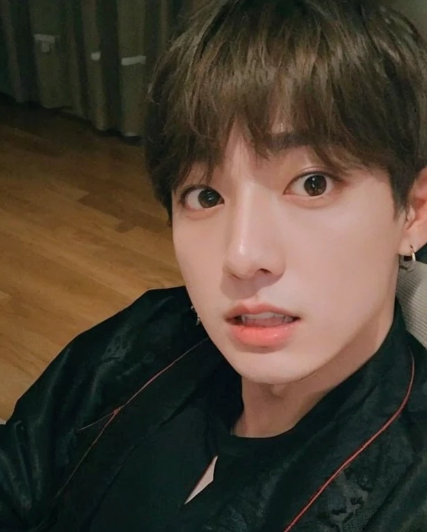Jungkook with light brown hair sitting on a sofa in the living room, Jungkook tirando selfie, ele tem cabelos dourados escuros, XQC, BTS, Wan lovely Korean face, Jeon Jungkook, Yanjun chengt, Jovem anjo Wan, kanliu666, com roupas verde escuro, todos do grupo NCT, inspirado em Jeon Jungkook