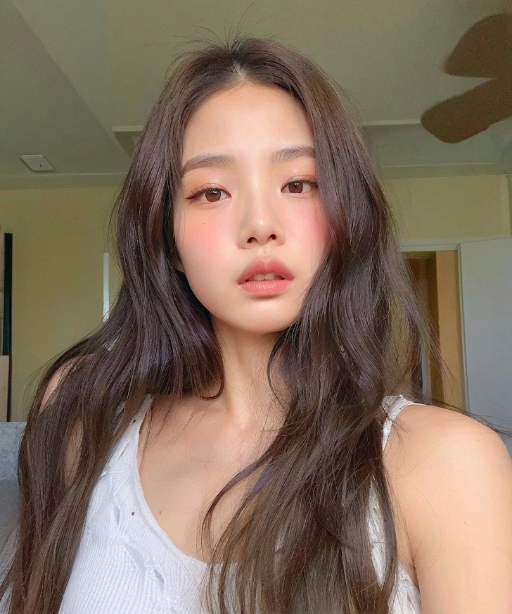 Hay una mujer con el pelo largo y una camiseta blanca sin mangas, jennie rosa negro, heonhwa choe, hermosa mujer surcoreana, hermosa joven coreana, hermosa joven coreana, joven y adorable rostro coreano, a young asian woman, gongbi, young cute wan asian guy, asian guy, gemma chen, maquillaje popular de corea del sur, jaeyeon nam, muchacha coreana