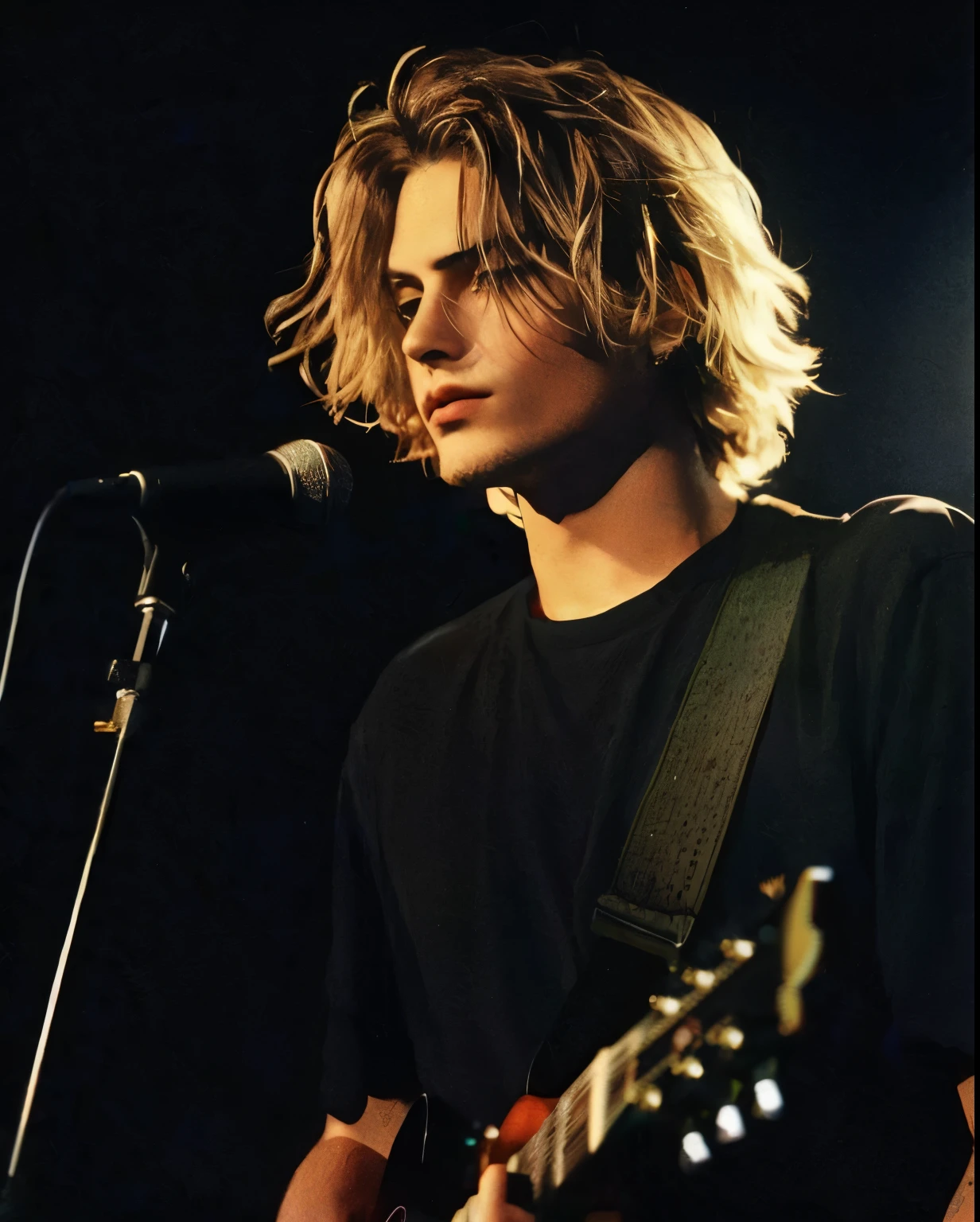 Arafed man with a guitar and a microphone in front of a microphone., Kurt Cobain, Ville Valo, Thom Yorke edad 2 5, Johnny depp, Hayden Christensen, river in front of him, Frank Dillane, junto al mar, inspirado por Kurt Trampedach, inspirado en Max Gubler, Johnny, tocando la guitarra en el escenario, finales de los 90, ejecutando