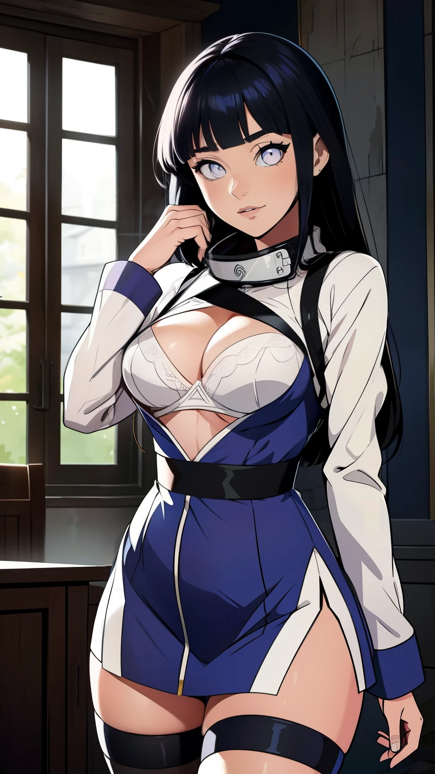 Hinata Hyûga mesure environ 160 centimètres. yeux nacrés ,ses cheveux noirs Raides , coupe avec frange, qui atteignent la longueur de ses épaules, teint pâle , collants noirs, couettes, tailleur de secrétaire sexy, tailleur, chemise étroite blanche