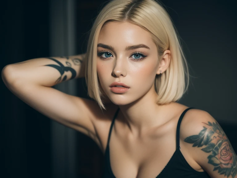 Jeune fille, peau noire, blonde, tres grosse poitrine, tatouage