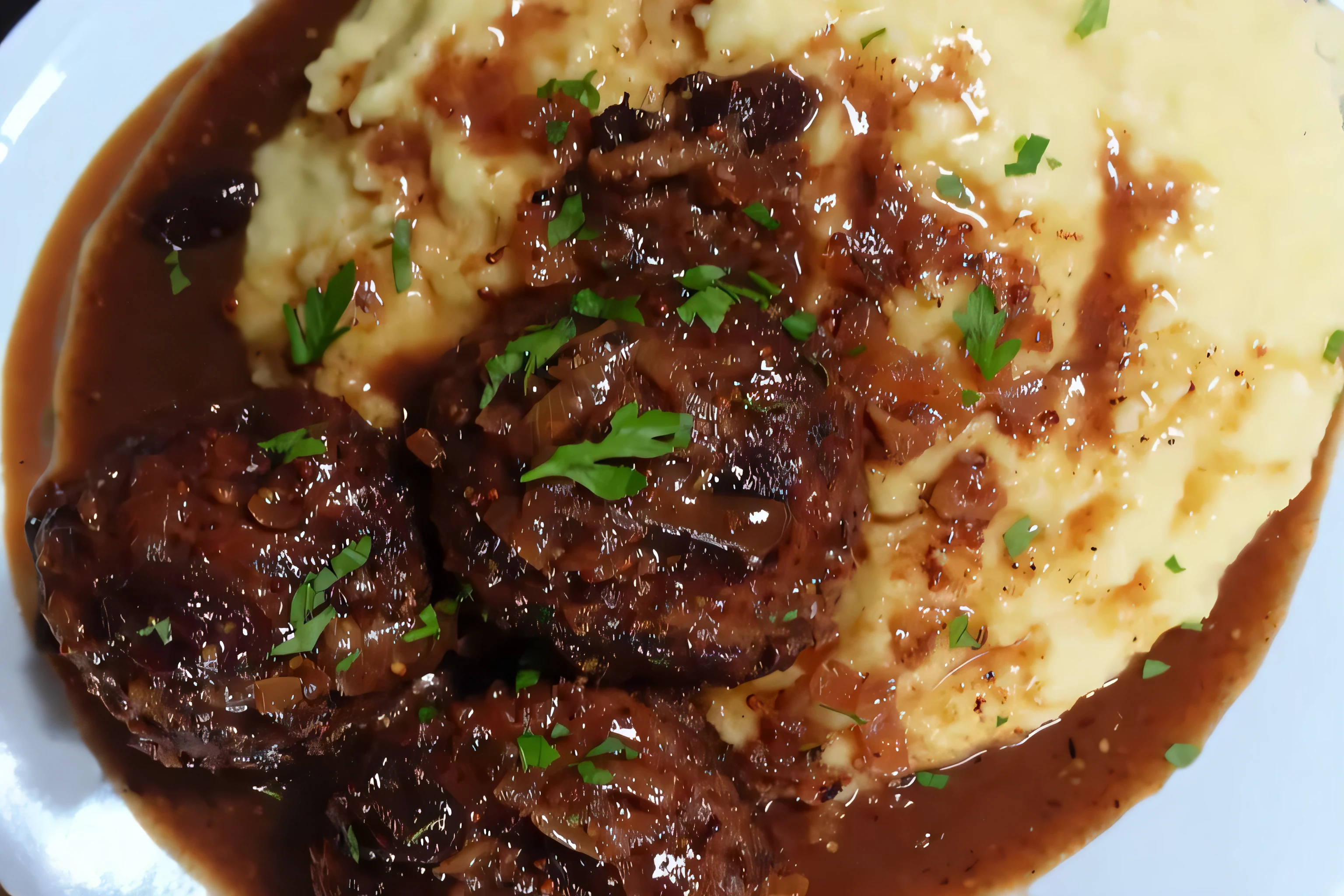 il y a une assiette de purée et de boulettes de viande avec de la sauce, purée et sauce, sauce brune, purée, Pain de viande, délicieux, purée, par Matt Cavotta, par Jay Hambidge, Jürg Kreienbühl, par Julian Hatton, sauce brune, couple Jesper Knudsen, par Karl Völker