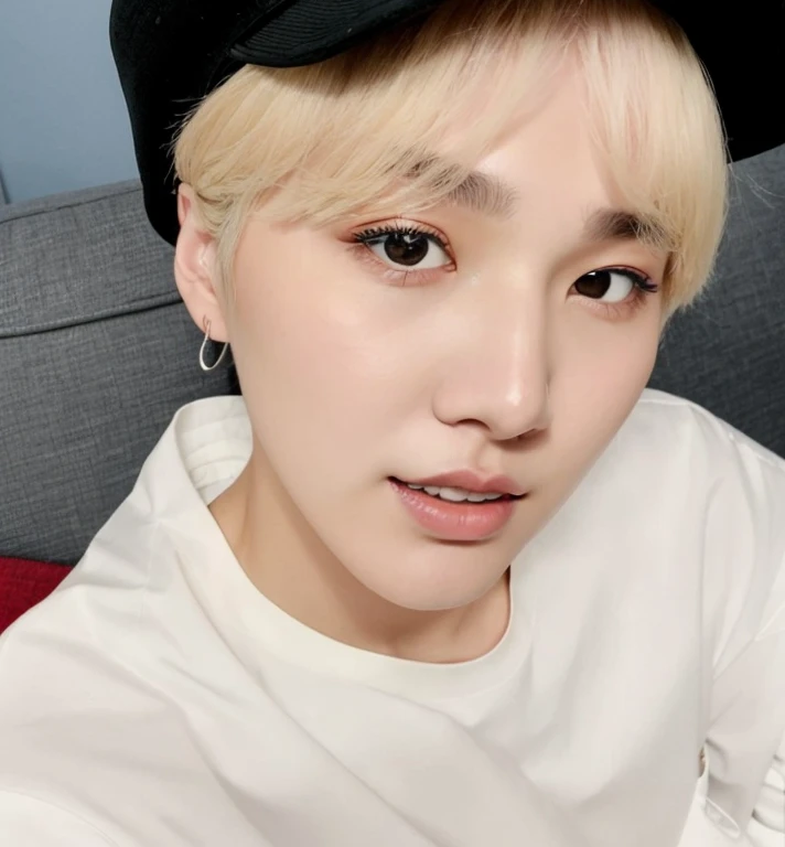 Hombre arafed con cabello rubio y camisa negra sentado en una silla verde, hsiao-ron, hyung tae, Cai Xu Kun, diez lee, pale korean adorable face, inspirado en jeonseok lee, Hong June Hyung, kim taejin, Jimin\his right eyelid is swollen, yanjun chengt, key still, hyung tae kim, jinyoung shin, idol K-pop, intak P1h, masculino