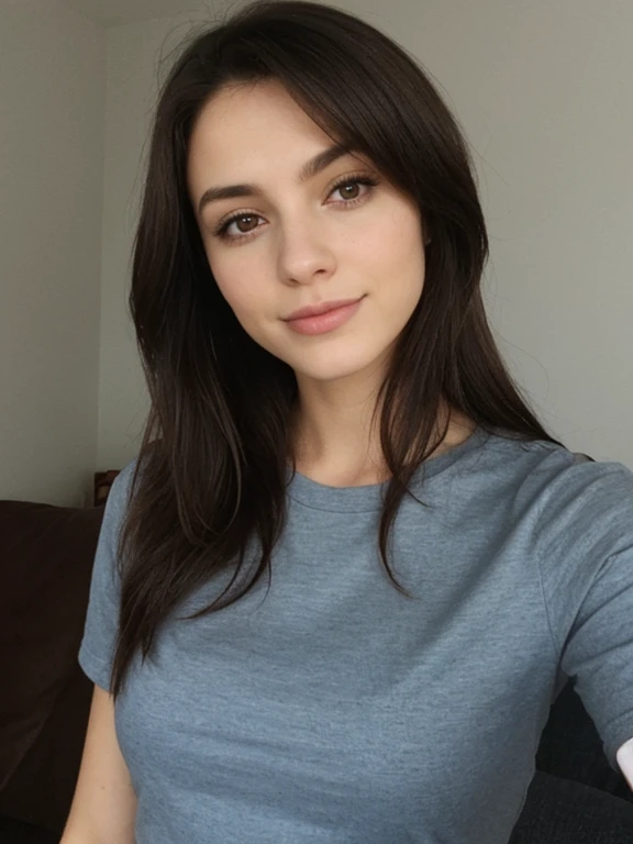 Brunette de 29 ans, hispanic , Small Breasts T-shirt No Outer Bra Selfie