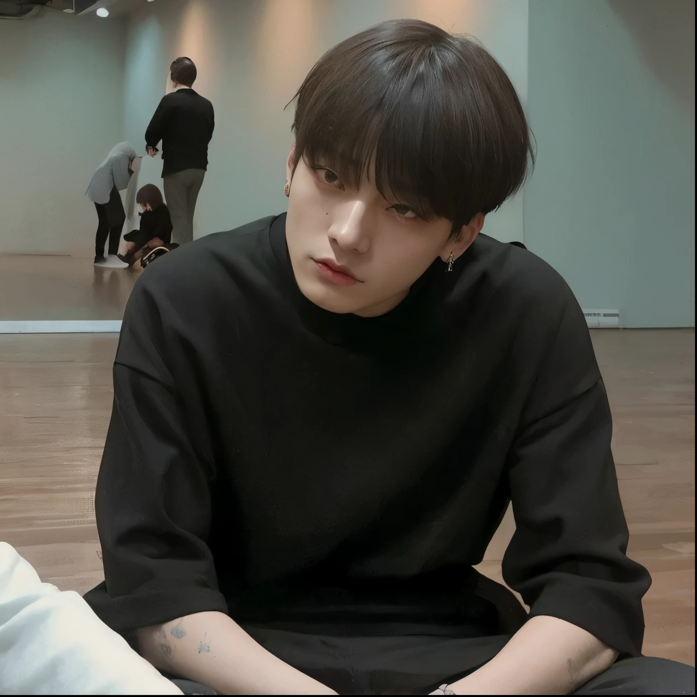 Jeon Jungkook com cabelo preto e um colar, Jungkook gothic orean cruel, corte de cabelo preto hime, cabello blackbangs cabello, BTS, gothic man aesthetics, Ele tem cabelo preto com franja, Jeon Jungkook, detalhado, 1 Goth Anime Boy, Sui Ishida com cabelo preto, 🤤 retrato de menino, Jungkook Jeon, 1 20 year old goth boy, Penteado branco com corte hime, Jungkook, 