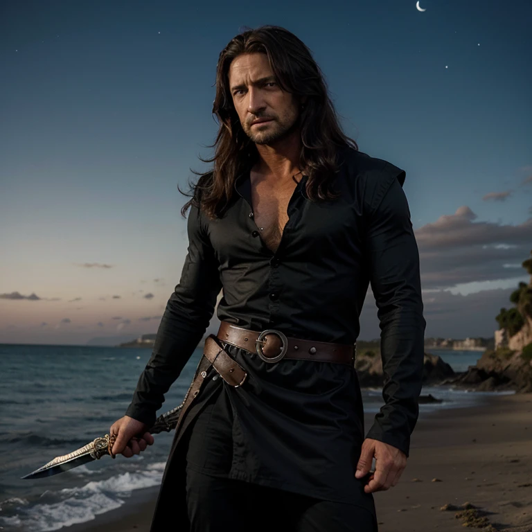 Gerard butler de ojos azules, cabello muy largo color negro ondulado, vestido como pirata, con una espada negra y la luna detras.