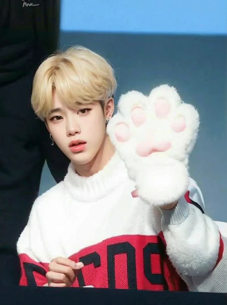 araffes sostiene una pata de gato en la mano, park Jimin, Jimin, accurate Jimin face, Jimin\los labios carnosos, Jimin\tiene el párpado derecho hinchado, Jimin\la nariz griega, kim doyoung, sosteniendo patas, Jung Jaehyun, jossi de blackpink, TaeJune Kim, mostrando sus patas al espectador , bts jimin , BTS , park jimin , kpop boy, korean male face 