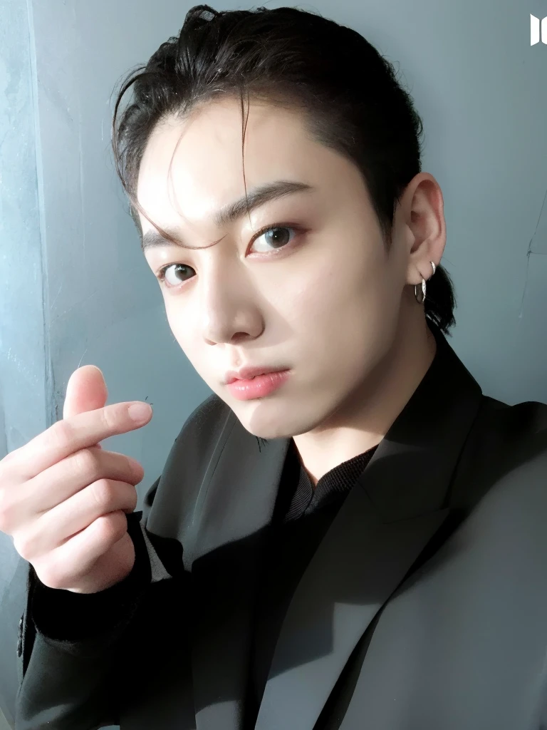 Jungkook de terno e gravata segurando um telefone celular, Jungkook, hyung jk, jungkook de 27 anos, adorable and pale korean face, young pale angel, rosto sul-coreano, kpop idol portrait, Plump lips, handsome androgynous prince, jovem