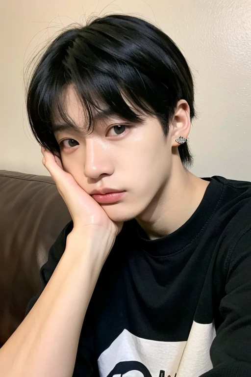 ((melhor qualidade)), ((obra de arte)), (detalhado), perfect faceArafed man in black shirt sitting on a sofa, Jungkook, Kim Doyoung, Jimin\the right eyelid is swollen, Wan lovely Korean face, taejune kim, com o mesmo penteado, 1 7 anos - idade de rosto fino, short hair on top of the head, hyung tae