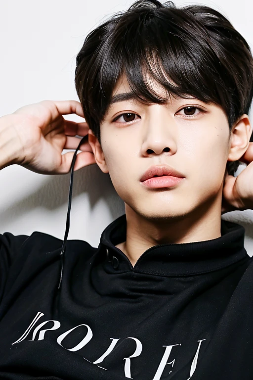 ((melhor qualidade)), ((obra de arte)), (detalhado), perfect faceArafed man in black shirt sitting on a sofa, Jungkook, Kim Doyoung, Jimin\the right eyelid is swollen, Wan lovely Korean face, taejune kim, com o mesmo penteado, 1 7 anos - idade de rosto fino, short hair on top of the head, hyung tae