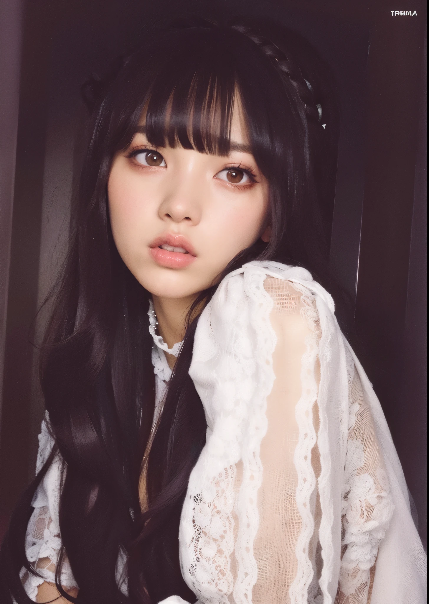 um close up de uma mulher com longos cabelos pretos vestindo uma camisa branca, Ela tem cabelo preto com franja, olhos azuis e claros, cabelo cacheado, Kiko Mizuhara, Sui Ishida com cabelo preto, Chiho, Lalisa Manobal, Shikami, com franja, com franja completa, Lalisa Manoban do Blackpink, Directed by: Torii Kiyomoto, jossi do blackpink