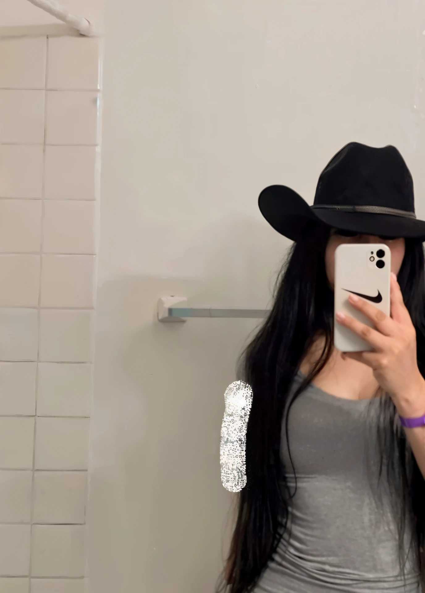 there is a woman taking a selfie in a bathroom mirror, ella tiene un vientre plano, tiro al medio cuerpo, grueso, 🤠 usando un 🖥, cintura delgada y caderas gruesas, vaquera, tiro medio del cuerpo, su vientre es gordo y redondo, 🐎🍑, she is about 20 years old, she is about 2 0 years old