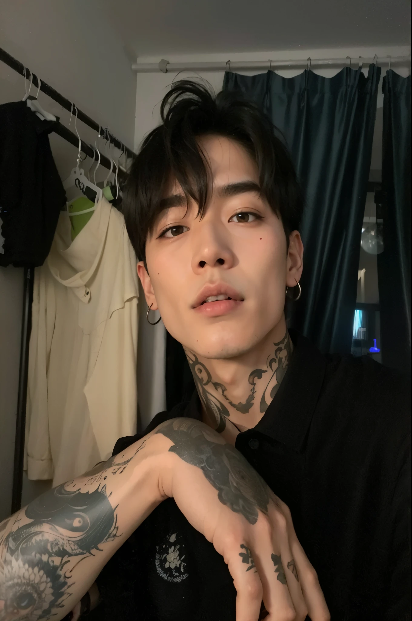 chiseled man with tattoos on arm and hand, Kim Doyoung, cai xukun, headshot imagem de perfilture, kanliu666, Yanjun Chengt, imagem de perfil, pintar ulzzang, Hong junho hyung, cute japanese demon boy, Jinyoung Shin, hyung tae, 1 de 7 anos, rosto magro, homem sul-coreano, taejune kim