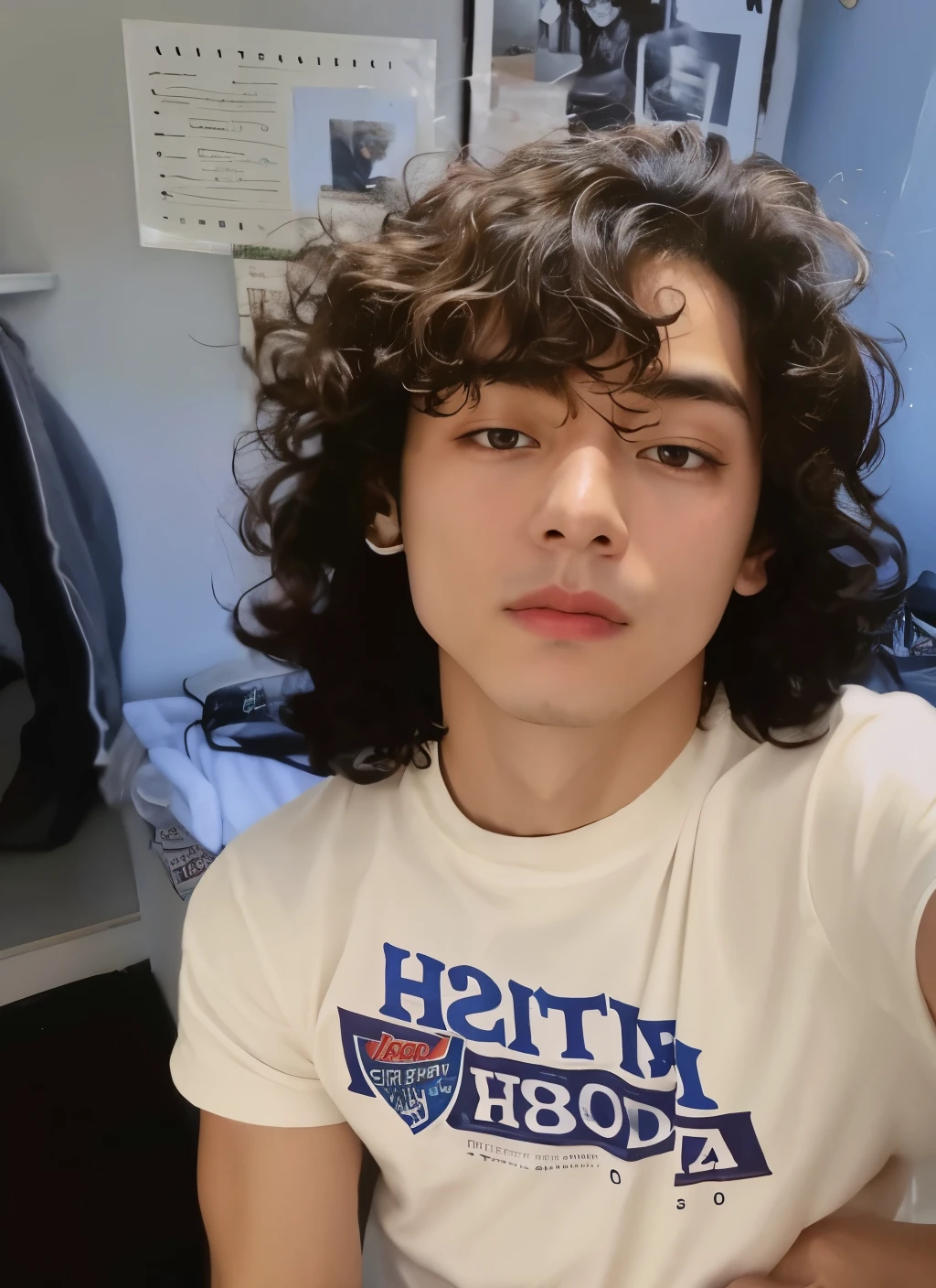 hay un joven con camisa blanca y cabello negro, he has short curly brown hair, foto de perfil, taken in the early 2020s, tommy 1 6 years, corte de pelo rizado en la parte media, headshot foto de perfilture, Finn Wolfhard, con pelo largo y rizado, foto de perfilture, rizos en la parte superior de su cabeza, Foto de perfil, 18 years
