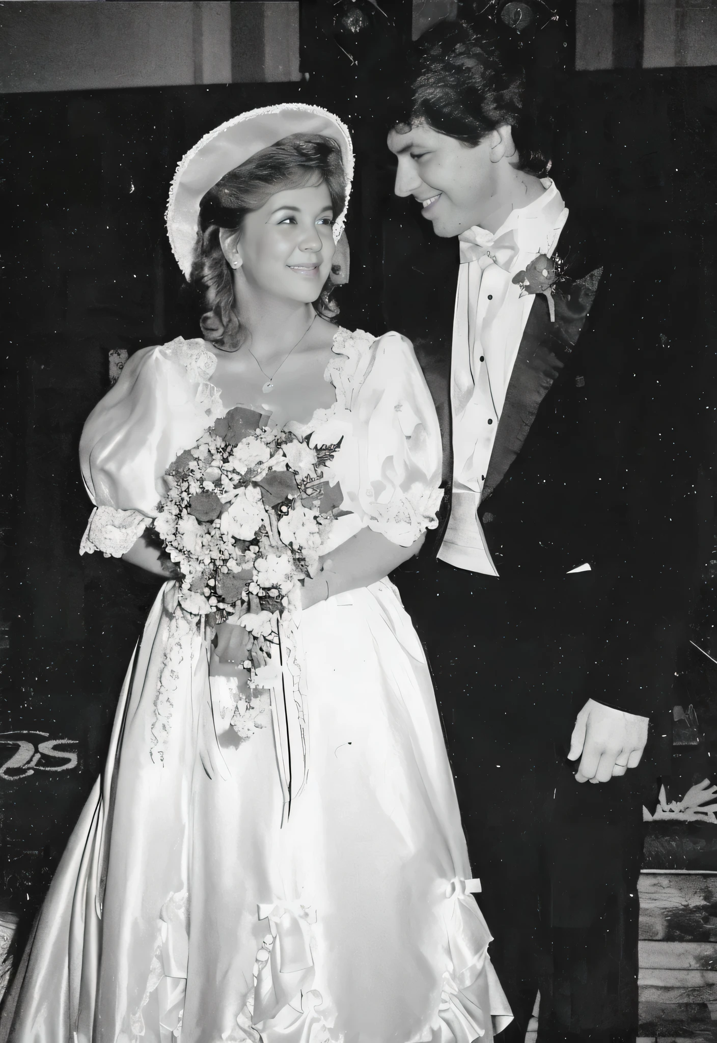 Un hombre y una mujer vestidos con ropa formal PERO INTRICADA DE NOVIA parados juntos y sonriendo.