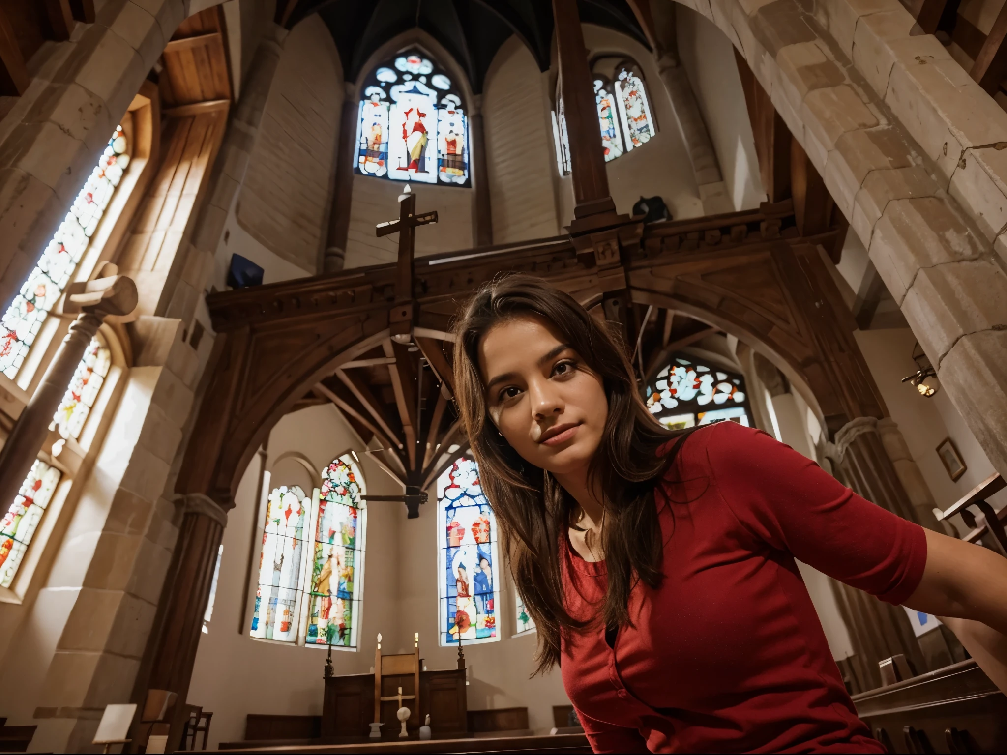 Uma mulher tirando uma selfie em uma igreja 