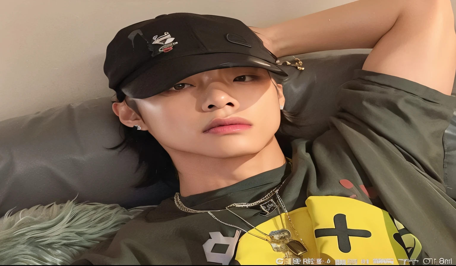 sharp man with a baseball cap and a necklace lying on a sofa, taehyung, Kim tawhyung, homem sul-coreano, V do BTS, inspirado em kim taehyung, kim taehyung tae, inspirado em Kim taehyung do bts