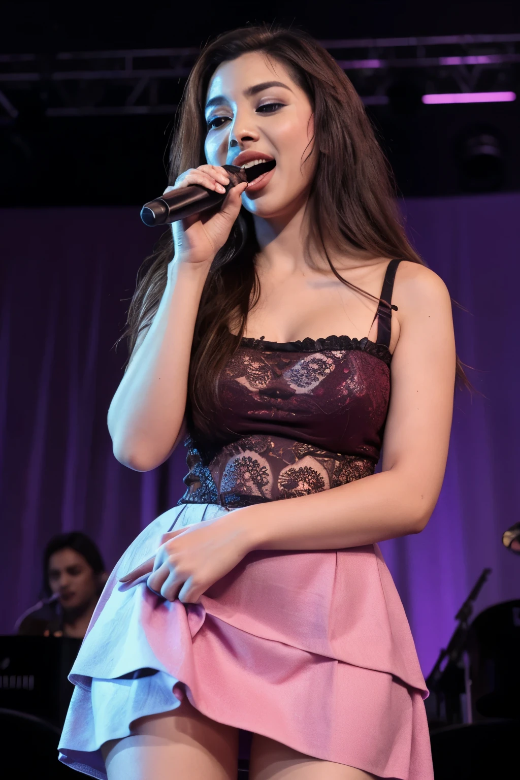 mujer con vestido, con microfono en la mano, karaoke