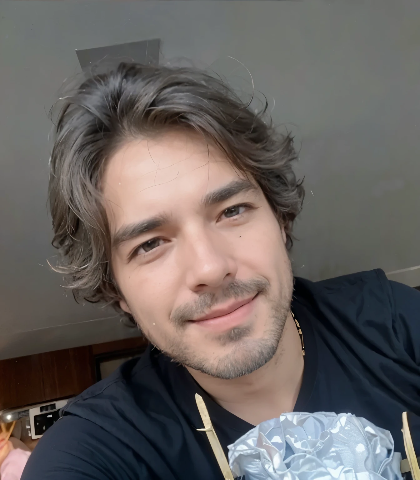 Melhorar essa foto, maintaining appearance and placing the man in an agricultural setting