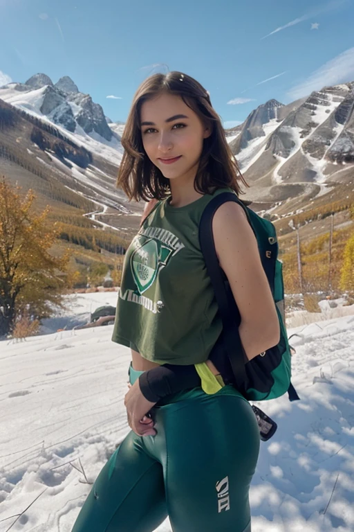 Foto RAW de clajame, dark brown hair, Flexiones de senos grandes, camiseta suelta verde, mochila con leggings cortos, sonriendo pero cansado, Camionero tiene, beautiful mountain view,