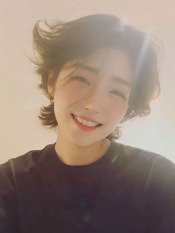 There is a woman in a black shirt smiling and holding a cell phone, Jinyoung Shin, Con pelo corto, young pale angel, pale korean adorable face, jaeyeon nam, kim doyoung, sol yunjoo, yoongi de pelo negro, heonhwa choe, TaeJune Kim, Jung Jaehyun, Sonrisa encantadora, pelo corto y rizado oscuro sonriendo, kim hyun joo