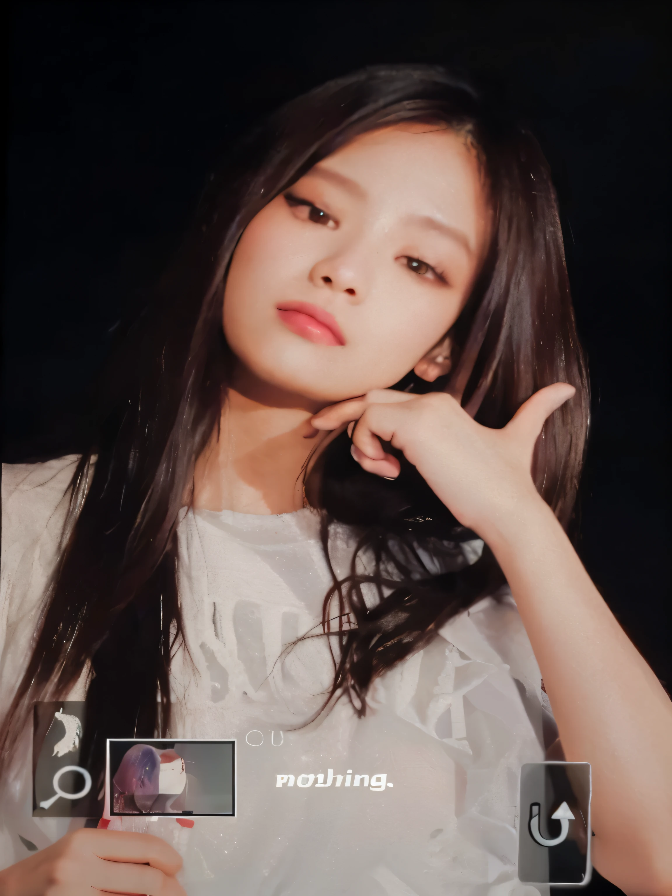 um close up de uma mulher com cabelos longos e uma camisa branca, jennie blackpink, jossi do blackpink, portrait of jossi do blackpink, estacionar a partir de-min, parque roseanne de blackpink, tzuyu de duas vezes, taken at the beginning of 2020, imagem de qualidade muito baixa, Jisoo do Blackpink, jaeyeon nam, Heonhwa Choe