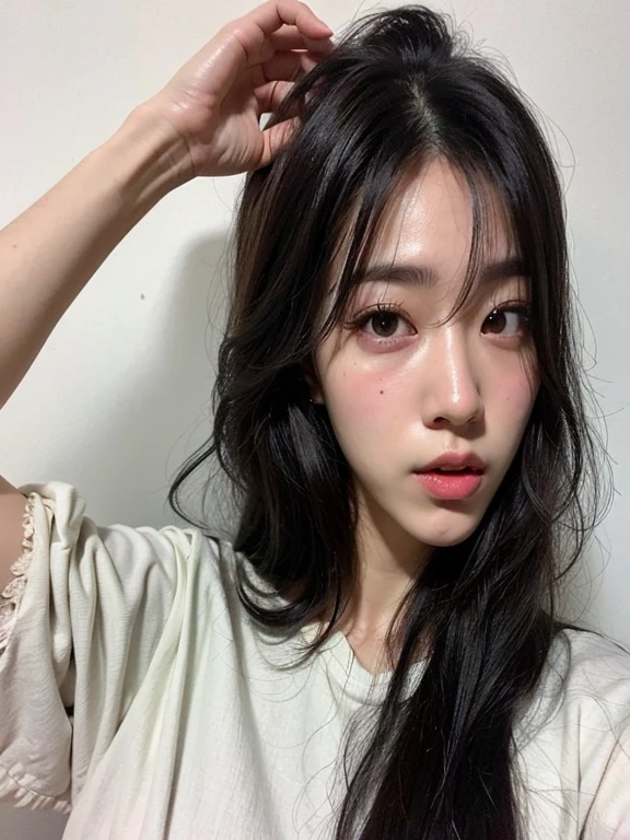 Arafed mujer con cabello largo y negro y una camisa blanca, ulzzang, rasgos de la cara coreana, hermosa mujer surcoreana, muchacha coreana, hermoso rostro estetico, joven y adorable rostro coreano, maquillaje popular de corea del sur, korean symmetrical face, maquillaje coreano popular, pale round face, con cara redonda, hermosa cara de chicas japonesas, hermosa joven coreana, 🤤 girl portrait