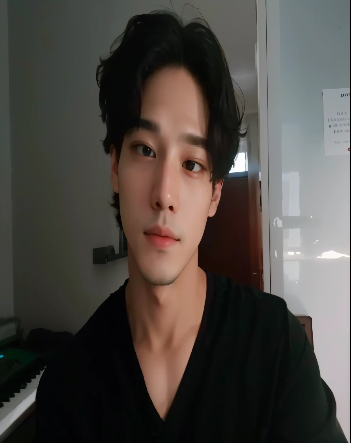 tem um homem sentado com um teclado, headshot  hyung tae, young pale angel , ele tem cerca de 20 anos, kim taehyung, taehyung from bts, homem sulcoreano bonito