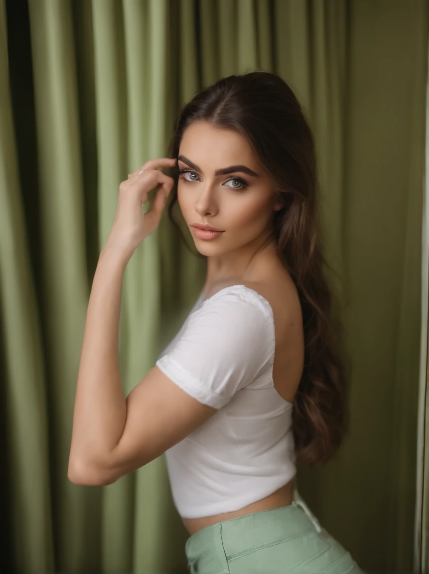 Arafed mujer con camiseta blanca y collar, Chica sexy con ojos verdes, Retrato de Sophie Mudd, brown hair and big eyes, selfie de una mujer joven, ojos dormitorio, violeta myers, sin maquillaje, Maquillaje Natural, Looking directly at the camera, cara con artgram, maquillaje fino, Stunning long shot, penetrantes ojos verdes, beautiful angle, pose atractiva, sweet girl, pose sexy, imagen de cuerpo entero, cuerpo completo, Disparo a cuerpo completo, Diosa morena, Alto detalle, Postura satisfecha, pantalones de cuero