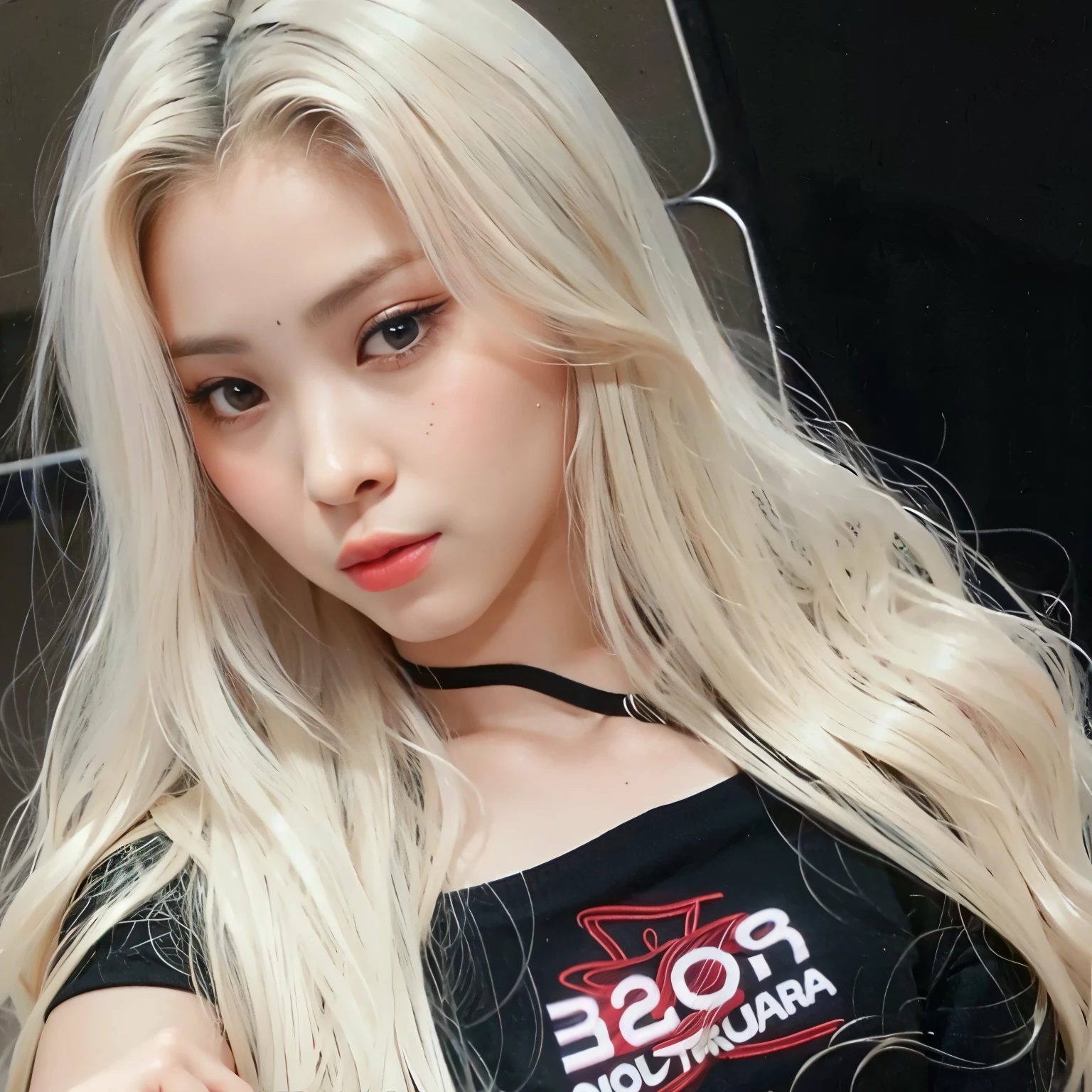 um close up de uma mulher com longos cabelos loiros vestindo uma camisa preta, grandes seios, her hair is white, cabelo loiro muito claro,  coreana, com longos cabelos brancos, korean idol, com cabelos longos brancos, 18 anos de idade, melhor qualidade, 4k