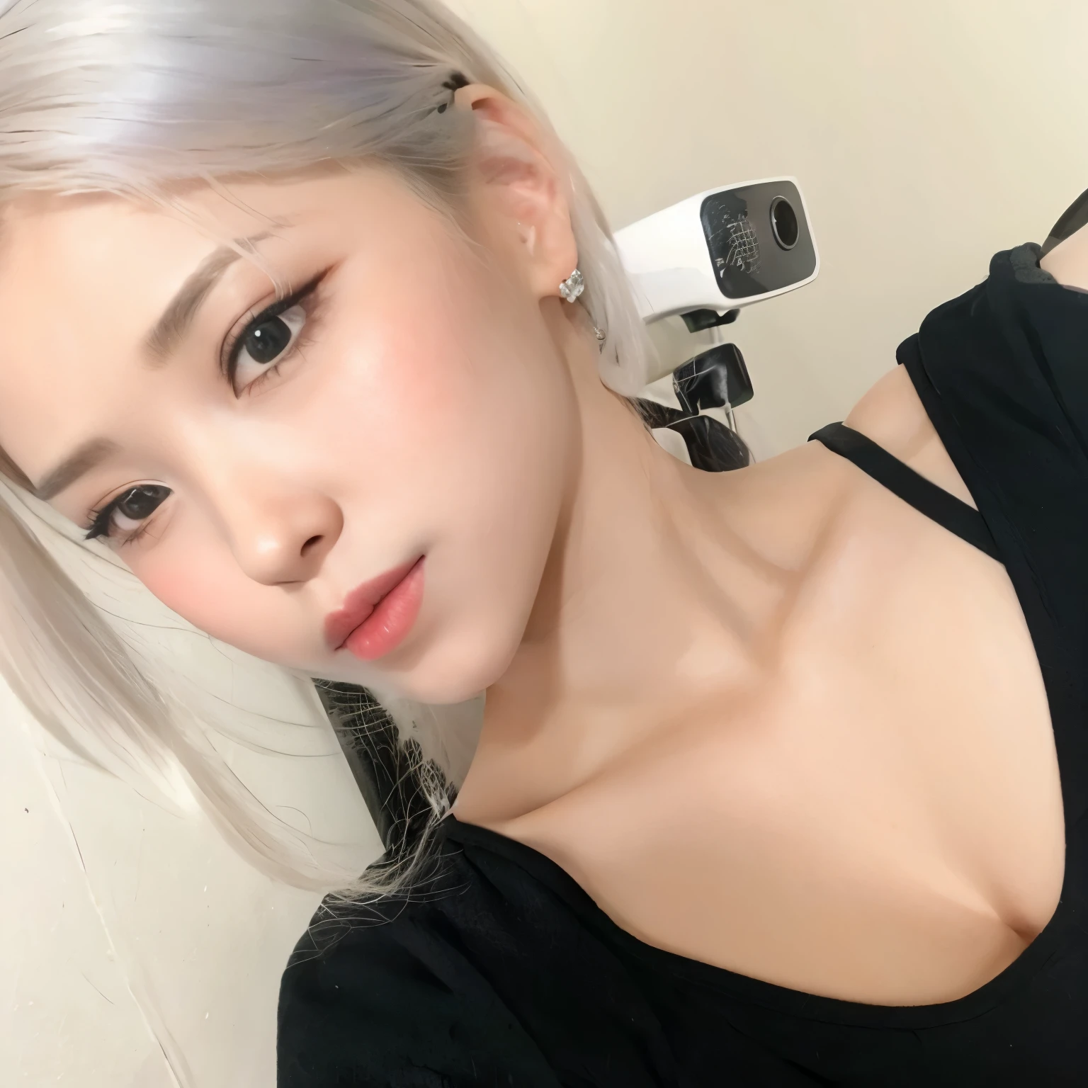 um close up de uma mulher com longos cabelos loiros vestindo uma camisa preta, grandes seios, her hair is white, cabelo loiro muito claro, coreana, com longos cabelos brancos, korean idol, com cabelos longos brancos, 18 anos de idade, melhor qualidade, 4k