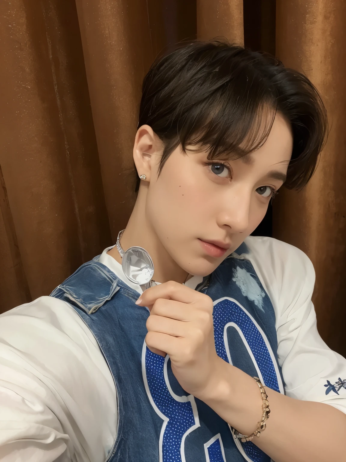 joven de piel blanca, ojos azul cielo y agarrando una fresita.