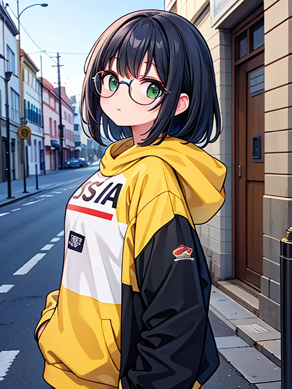 Chica con falda, sudadera larga, cabello corto, usa lentes, medias sobre muslo, ojos verdes, en la calle
