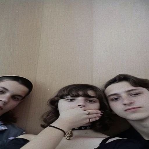 There are three people 2 boys and 1 girl standing in the center, no estilo de Petra Collins, imagem de qualidade muito baixa, imagem granulada, granulado de baixa qualidade, style of coisas estranhas, childhood friend vibes, heavy imagem granulada, coisas de stanger, coisas estranhas character, granulado de baixa qualidade, still from coisas estranhas, petra collins, muito granulado, coisas estranhas